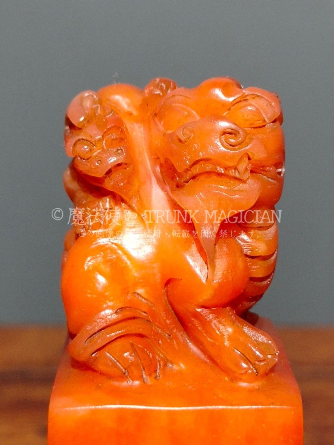 中国骨董 寿山石彫刻 蟹 木彫り台付 時代物 旧家蔵出し コレクター放出美品 旧家蔵出し 寿山石 紅田黄石彫 母子情深印章 箱付 印鑒 書道品 文房賞