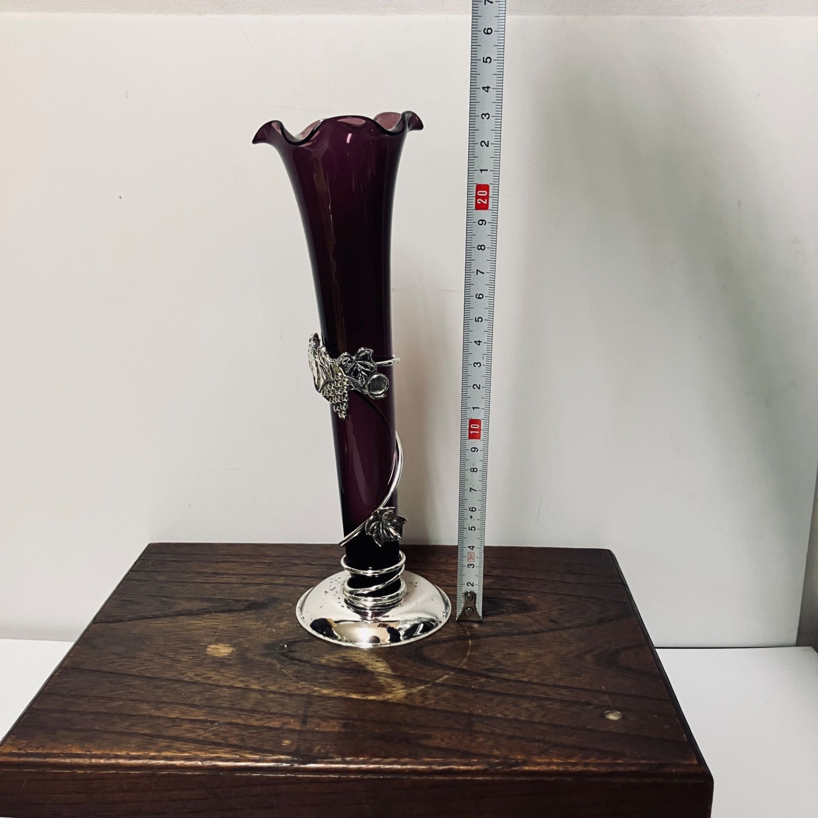 葡萄モチーフ 一輪挿し 花瓶 アメジストカラー ガラス 金属装飾 アール