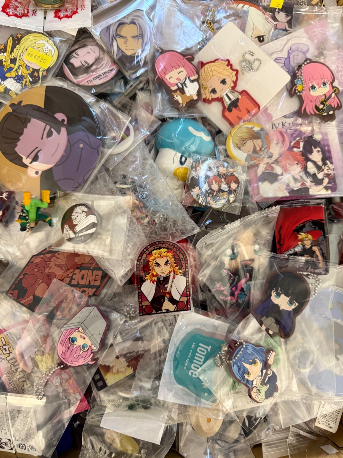 大特価！ アニメグッズ等 缶バッジ キーホルダー クリアファイル
