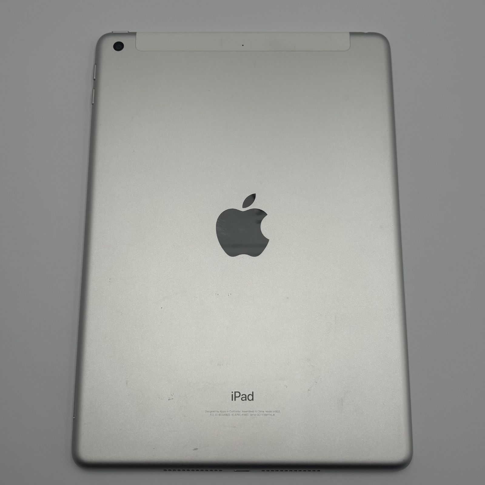 iPad 第5世代 32GB Wi-Fi＋Cellular シルバー - メルカリ