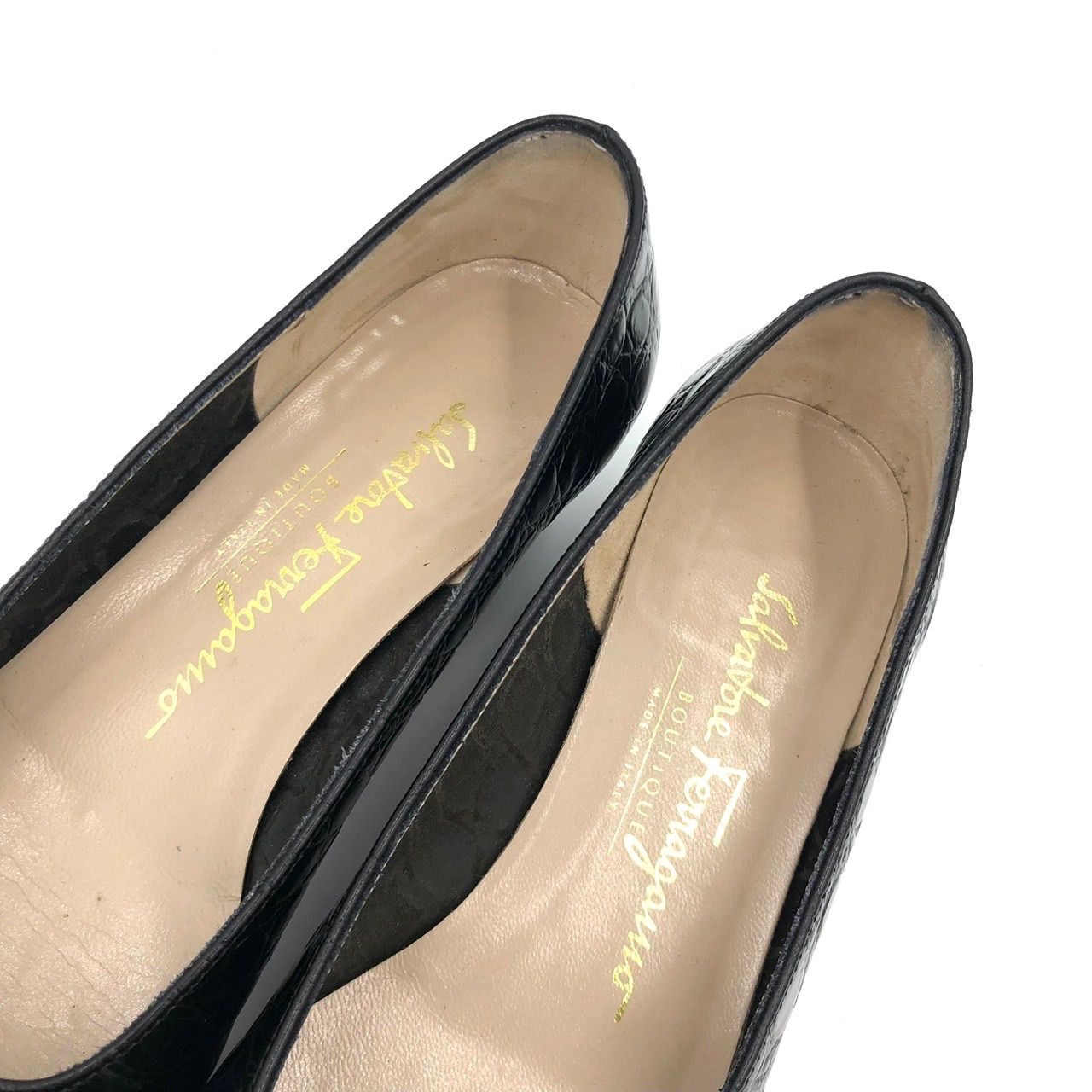 未使用級 サルヴァトーレフェラガモ ヴァラ 型押しレザー パンプス 5.5 フェラガモ ヴァラ パンプス 23.5cm 黒 クロコ 型押し レザー 革靴 5.5