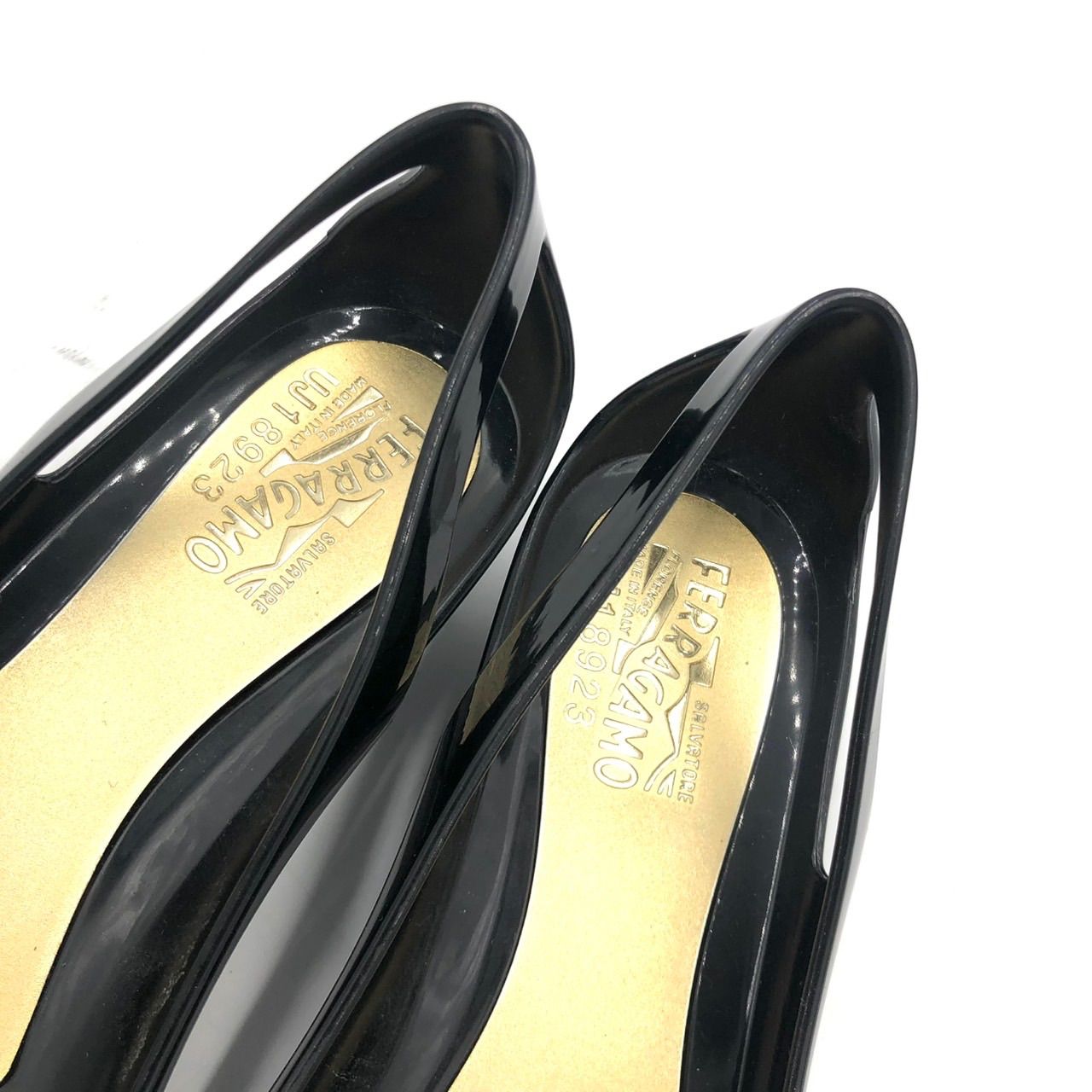 フェラガモ パンプス 24cm 黒 レザー ロゴ プレート 金具 ローヒール