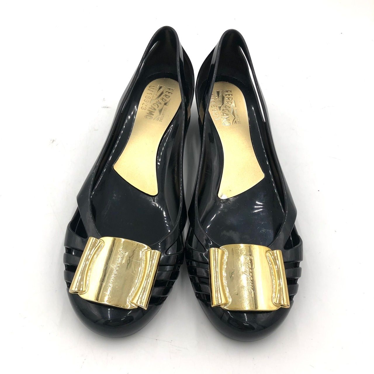 フェラガモ パンプス 24cm 黒 レザー ロゴ プレート 金具 ローヒール