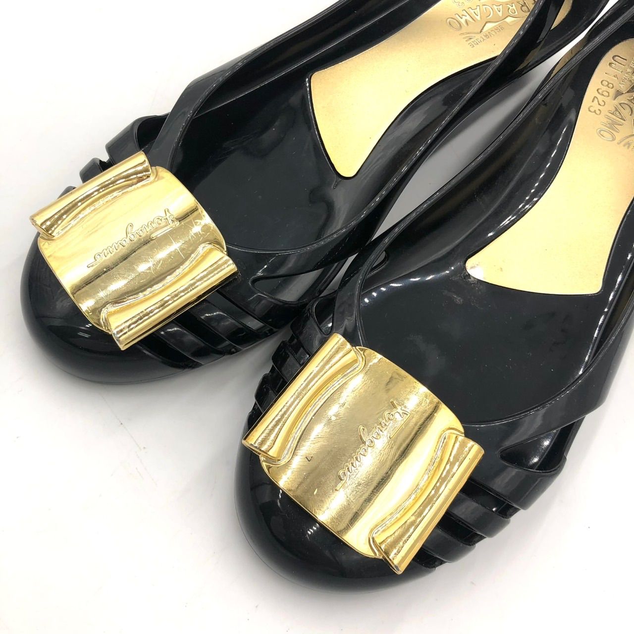 フェラガモ パンプス 24cm 黒 レザー ロゴ プレート 金具 ローヒール