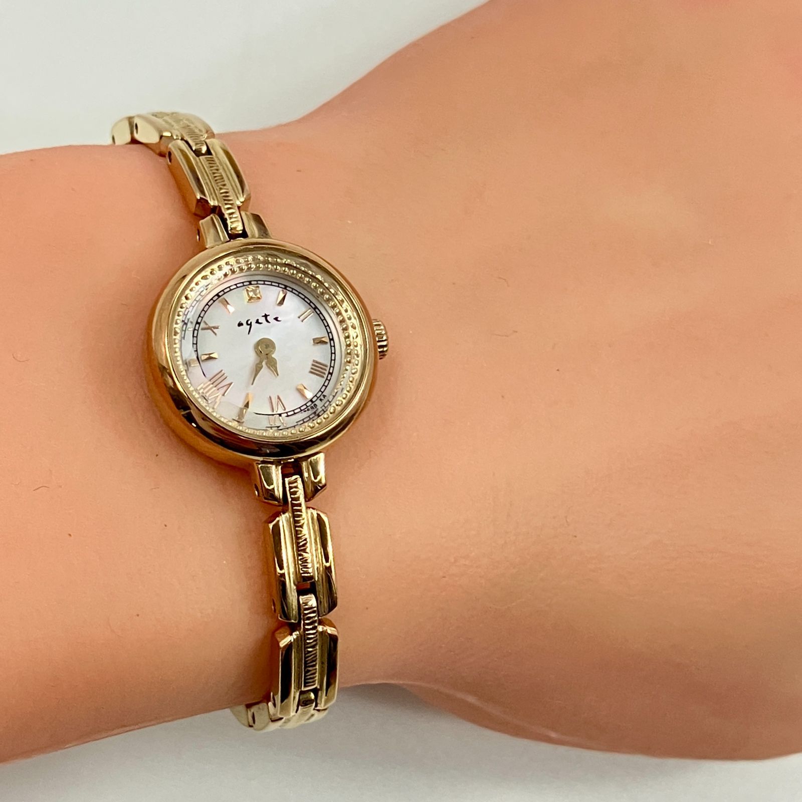 美品】アガット agete 腕時計 ソーラー 1Pダイヤ シェル文字盤 ピンク