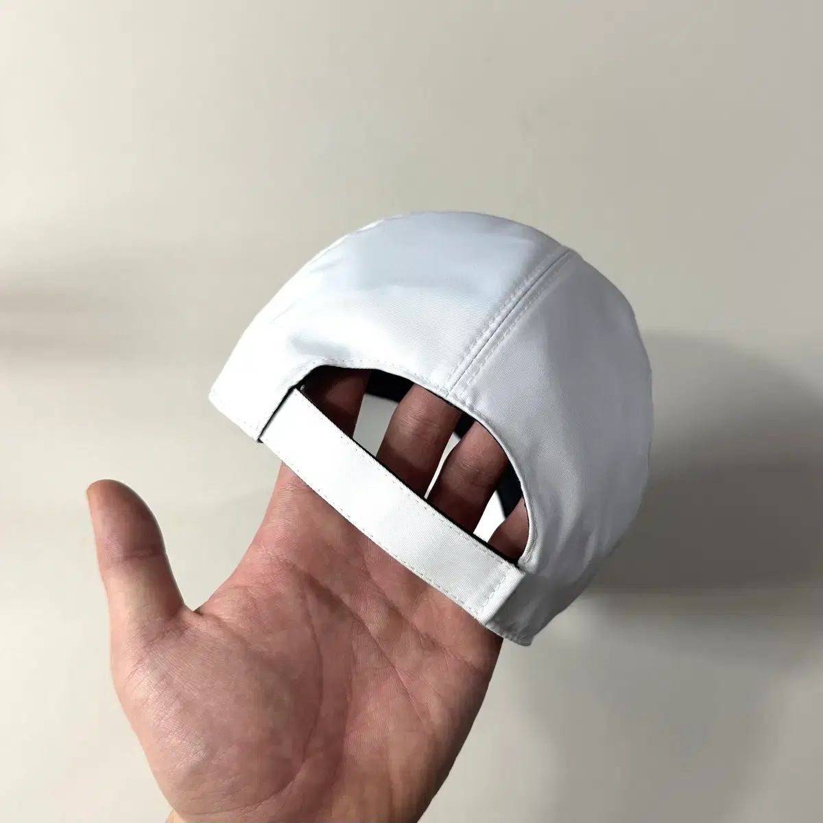 極美品✨PRADA プラダ キャップ 三角ロゴ 白 正規品/当日出荷 PRADA プラダ 三角ロゴ ベースボールキャップ - メルカリ