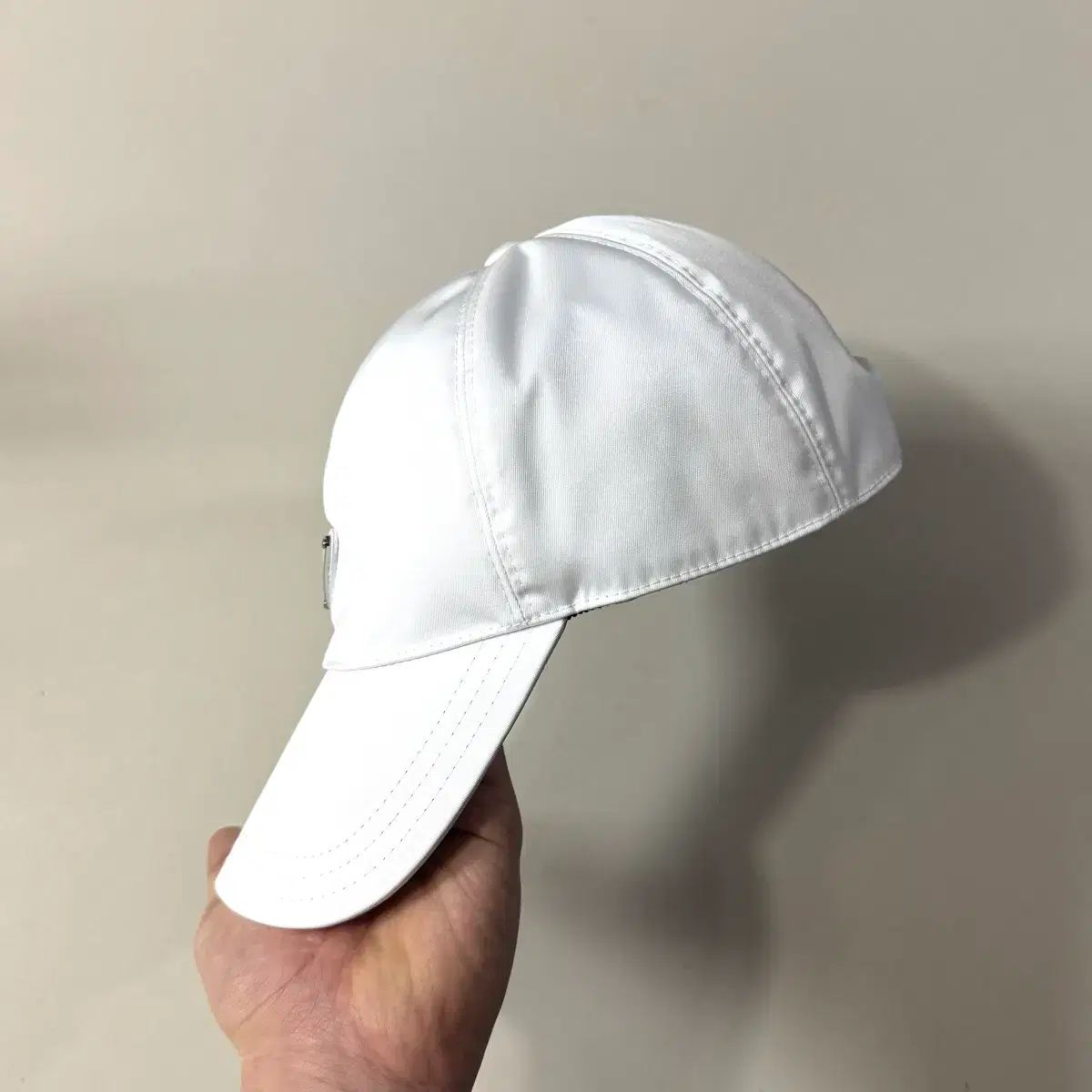 極美品✨PRADA プラダ キャップ 三角ロゴ 白 正規品/当日出荷 PRADA プラダ 三角ロゴ ベースボールキャップ - メルカリ