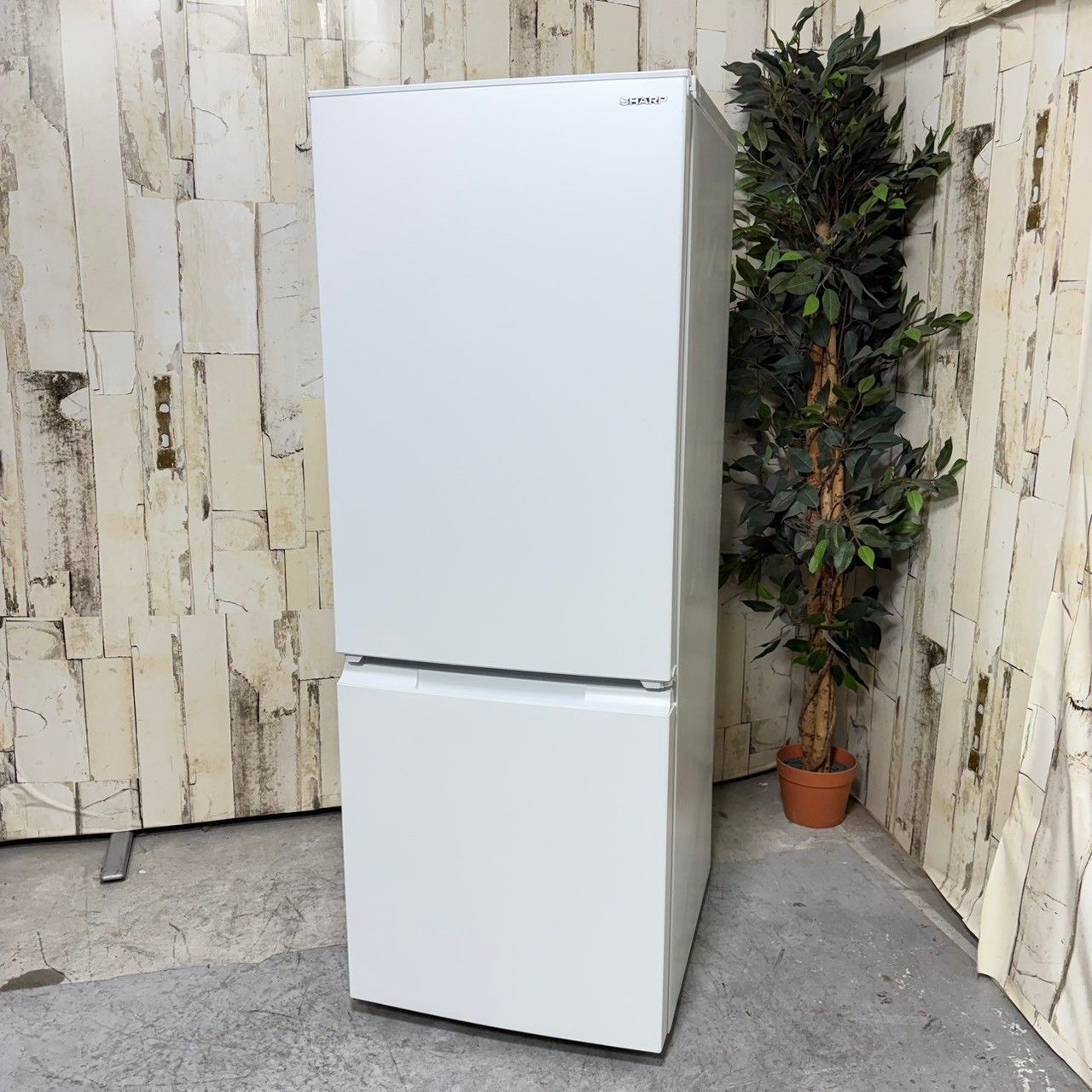 2023年製】 美品 冷蔵庫 SHARP シャープ SJ-D18K-W 180L - メルカリ