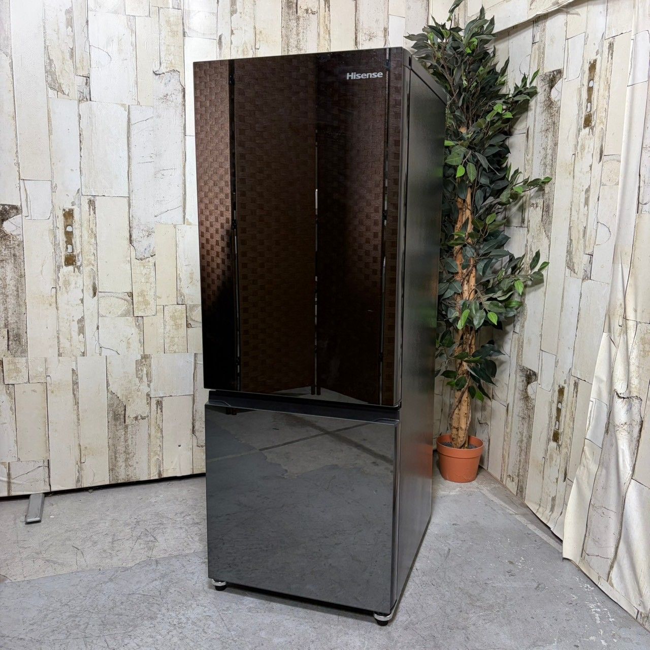 2023年製】 極美品 冷蔵庫 ミラータイプ Hisense ハイセンス HR-G16AM