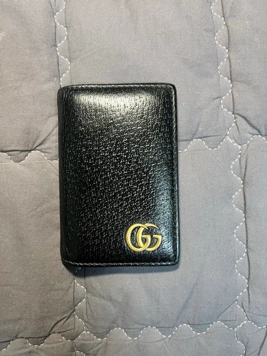 グッチ GUCCI GGマーモント メンズフラップ付き名刺入れブラックレザー