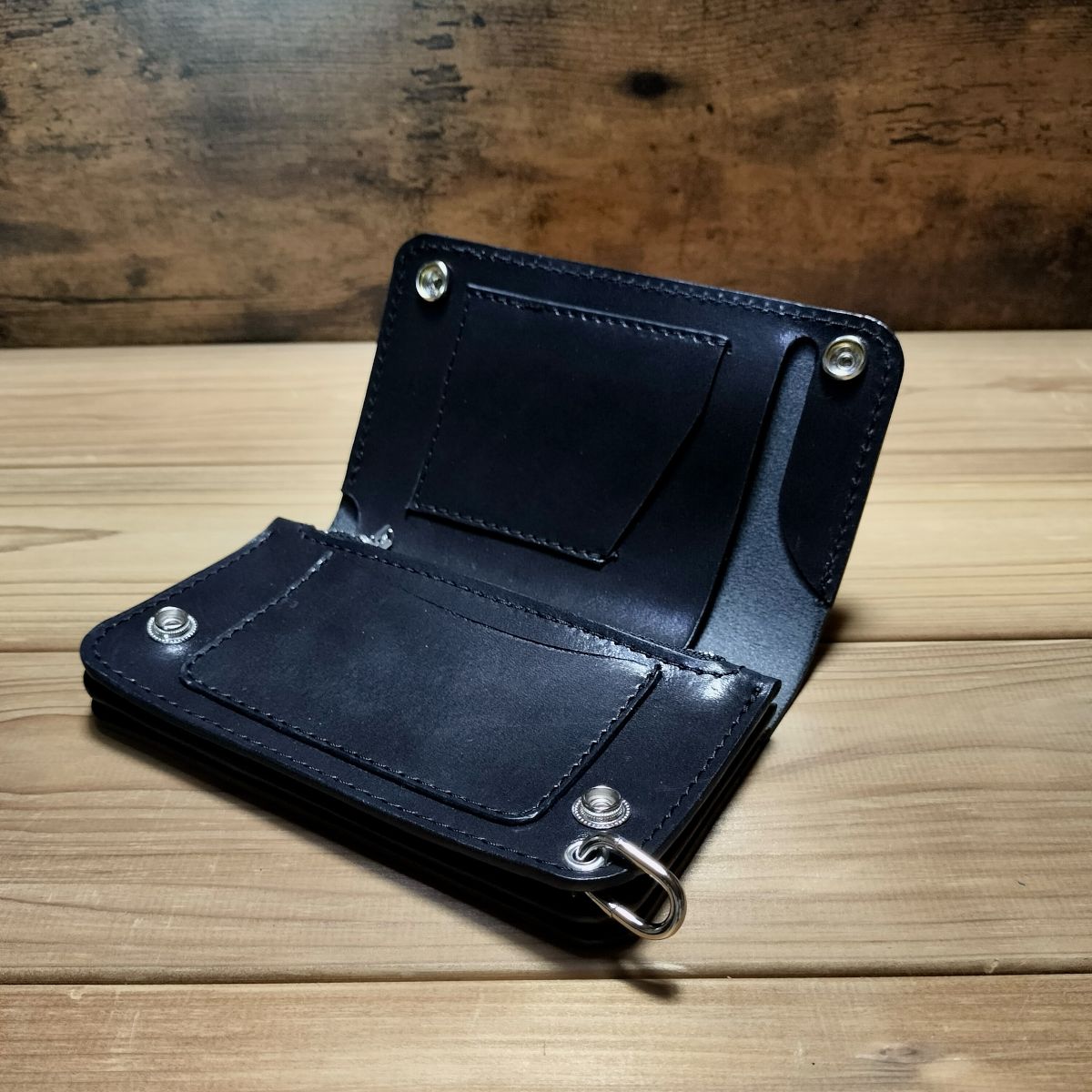 栃木レザー ワイルドサドル 黒 札ポケット付きミドルトラッカー