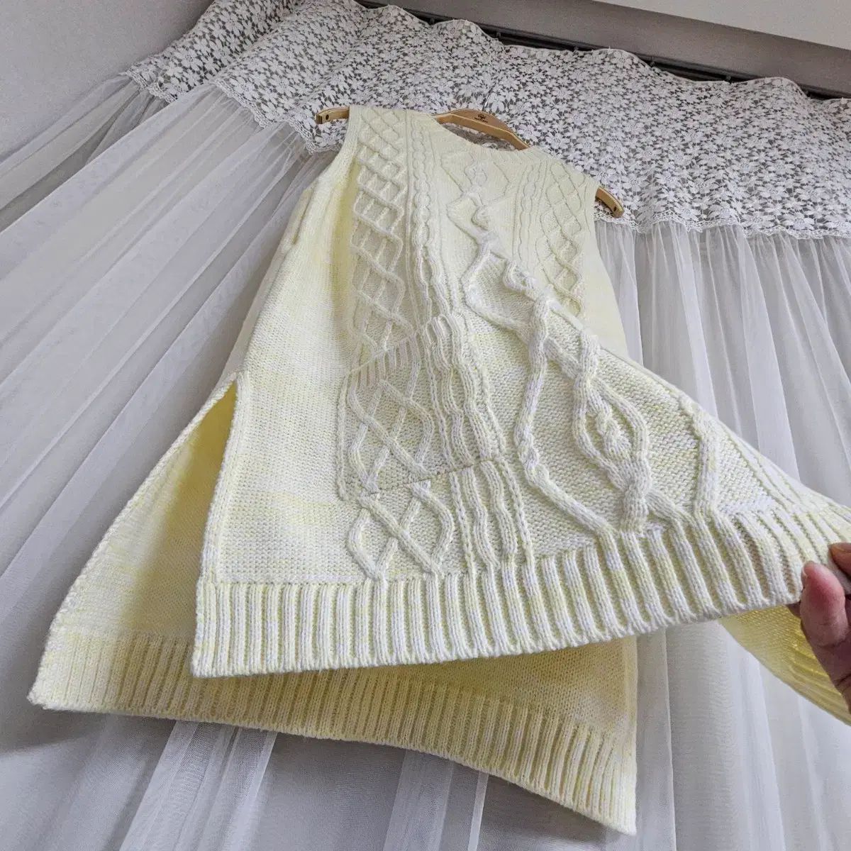 ケーブルニット ベスト アイボリー Free - メルカリ