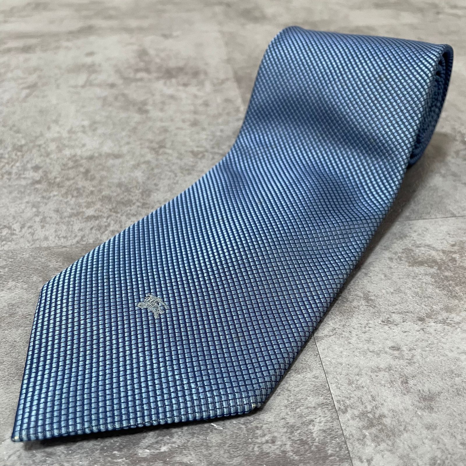 Burberry】ホースロゴ入り無地ネクタイ ビジネス向け シンプル ブルー