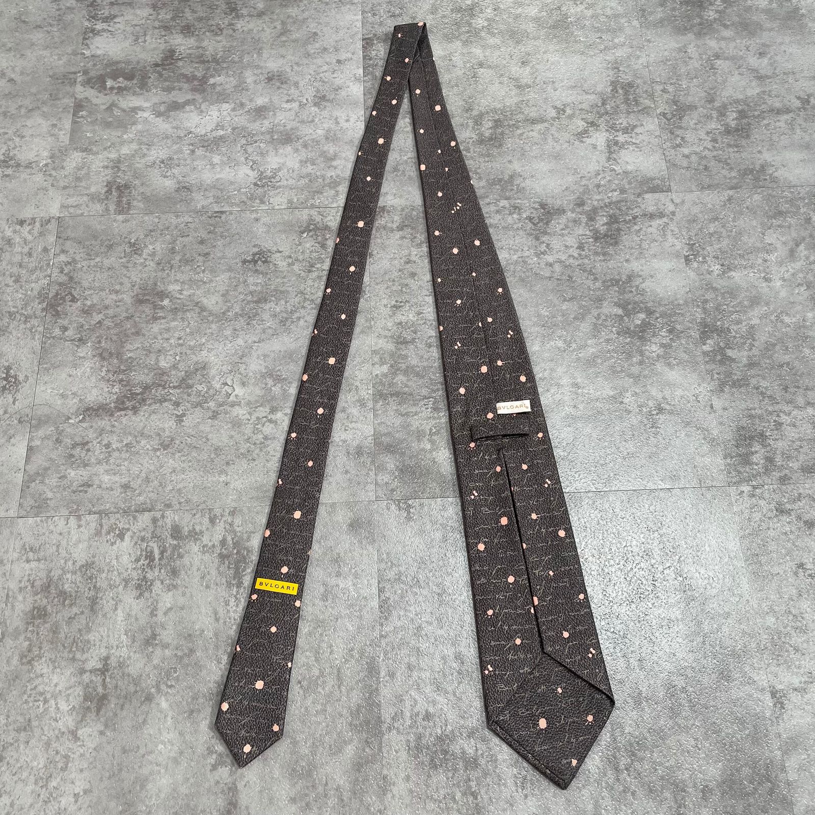 BVLGARI】英字モチーフ×ドット柄ネクタイ グレー ピンク バイカラー