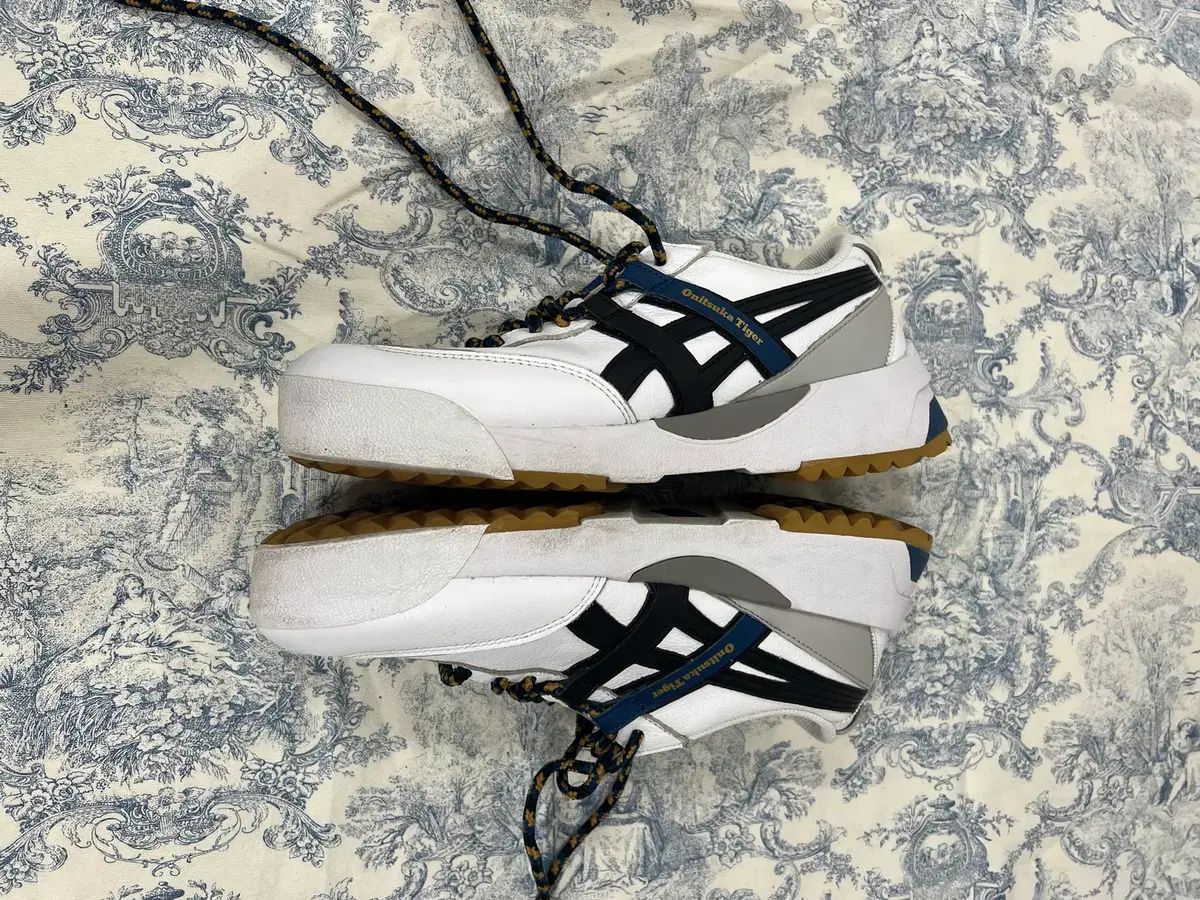 Onitsuka Tiger MEXICO 0 オニツカタイガー スニーカー MORE (YELLOW) ナチュラルな足元に!Onitsuka Tiger(オニツカタイガー)の ○オニツカタイガー ONITSUKA”2020AW -靴 Tigerのプレミアムライン“THE BROWN オニツカタイガー、香水やバッグも-「ストライプ」に頼らぬ