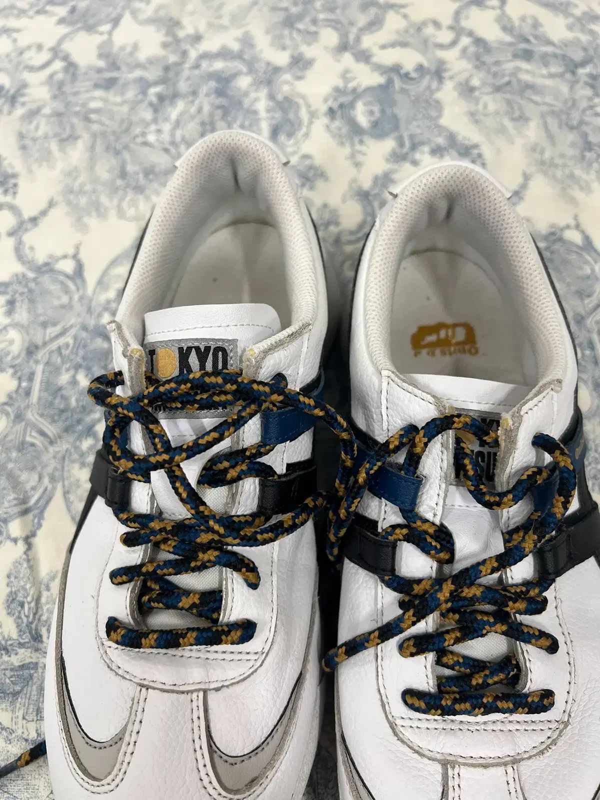 Onitsuka Tiger MEXICO 0 オニツカタイガー スニーカー MORE (YELLOW) ナチュラルな足元に!Onitsuka Tiger(オニツカタイガー)の ○オニツカタイガー ONITSUKA”2020AW -靴 Tigerのプレミアムライン“THE BROWN オニツカタイガー、香水やバッグも-「ストライプ」に頼らぬ