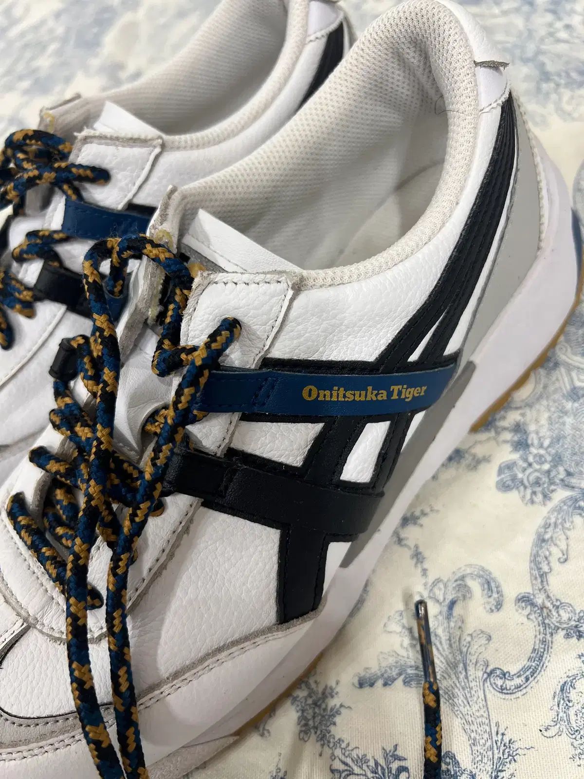 Onitsuka Tiger MEXICO 0 オニツカタイガー スニーカー MORE (YELLOW) ナチュラルな足元に!Onitsuka Tiger(オニツカタイガー)の ○オニツカタイガー ONITSUKA”2020AW -靴 Tigerのプレミアムライン“THE BROWN オニツカタイガー、香水やバッグも-「ストライプ」に頼らぬ