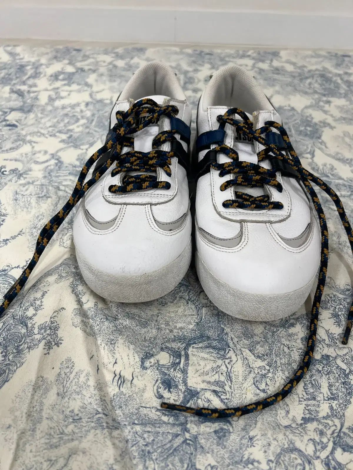 Onitsuka Tiger MEXICO 0 オニツカタイガー スニーカー MORE (YELLOW) ナチュラルな足元に!Onitsuka Tiger(オニツカタイガー)の ○オニツカタイガー ONITSUKA”2020AW -靴 Tigerのプレミアムライン“THE BROWN オニツカタイガー、香水やバッグも-「ストライプ」に頼らぬ