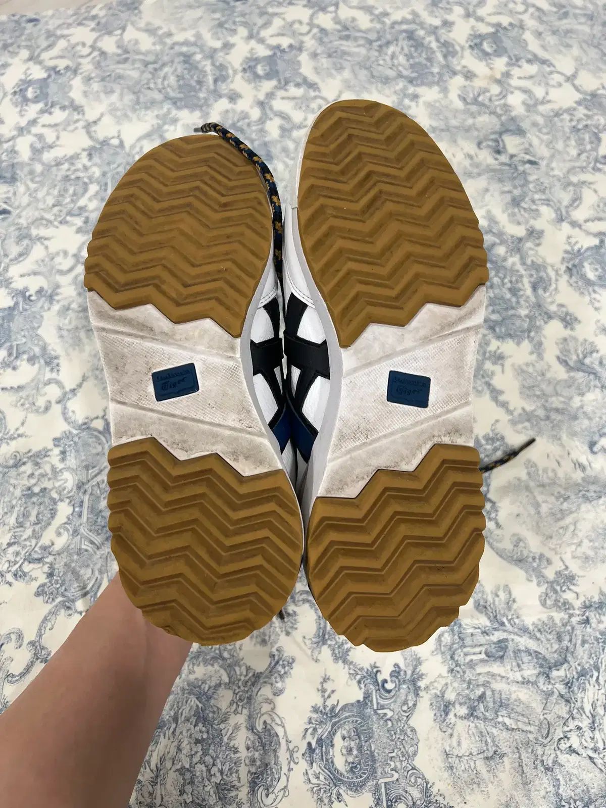 Onitsuka Tiger MEXICO 0 オニツカタイガー スニーカー MORE (YELLOW) ナチュラルな足元に!Onitsuka Tiger(オニツカタイガー)の ○オニツカタイガー ONITSUKA”2020AW -靴 Tigerのプレミアムライン“THE BROWN オニツカタイガー、香水やバッグも-「ストライプ」に頼らぬ