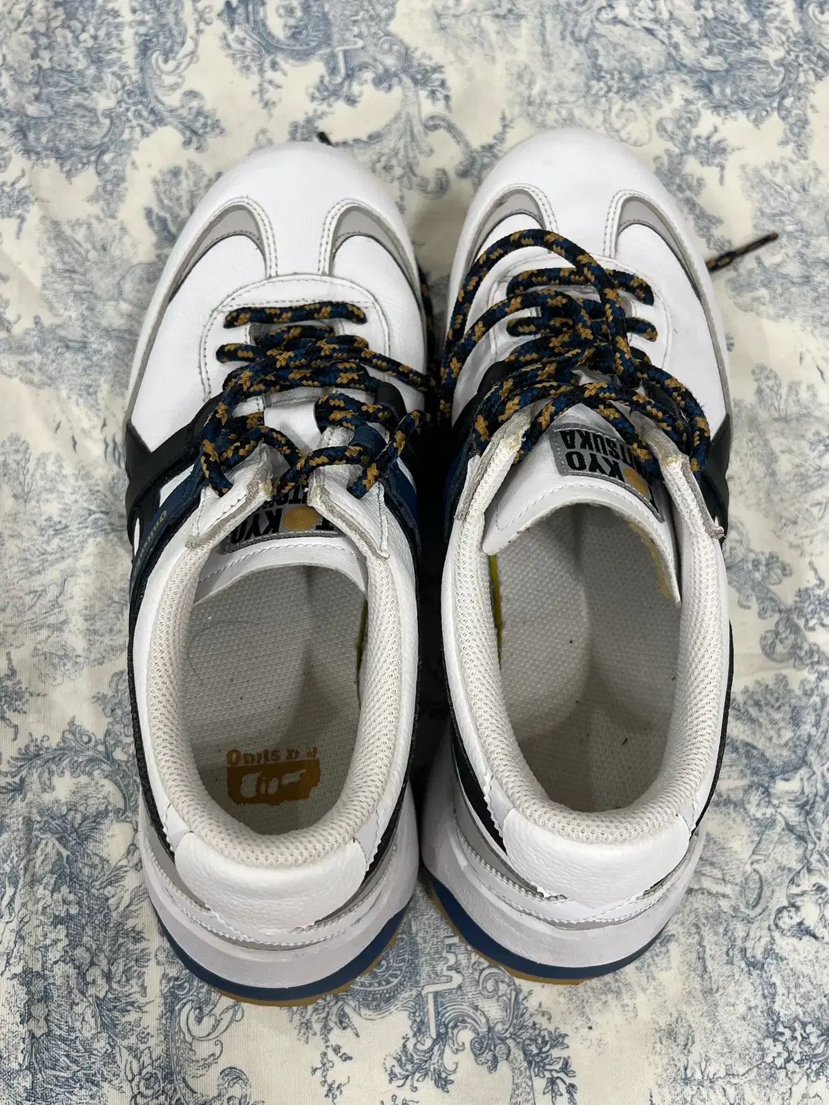 Onitsuka Tiger MEXICO 0 オニツカタイガー スニーカー MORE (YELLOW) ナチュラルな足元に!Onitsuka Tiger(オニツカタイガー)の ○オニツカタイガー ONITSUKA”2020AW -靴 Tigerのプレミアムライン“THE BROWN オニツカタイガー、香水やバッグも-「ストライプ」に頼らぬ