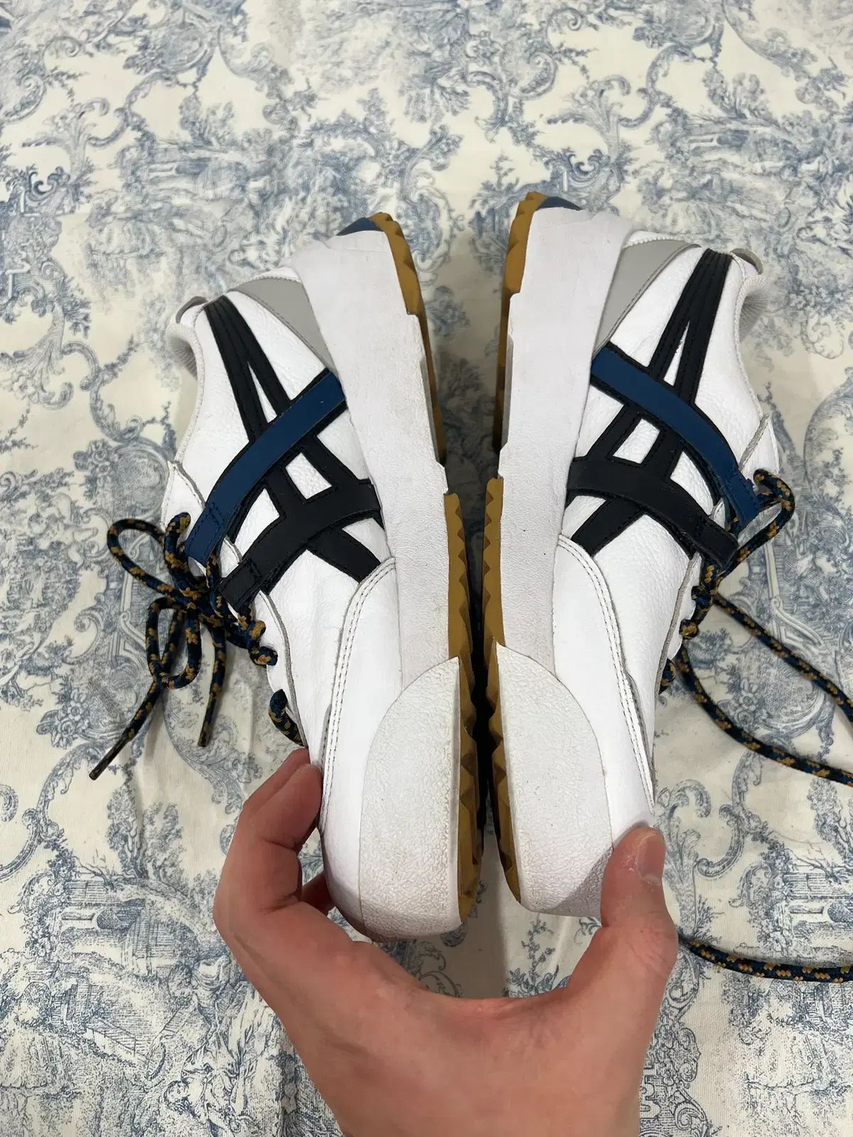 Onitsuka Tiger MEXICO 0 オニツカタイガー スニーカー MORE (YELLOW) ナチュラルな足元に!Onitsuka Tiger(オニツカタイガー)の ○オニツカタイガー ONITSUKA”2020AW -靴 Tigerのプレミアムライン“THE BROWN オニツカタイガー、香水やバッグも-「ストライプ」に頼らぬ