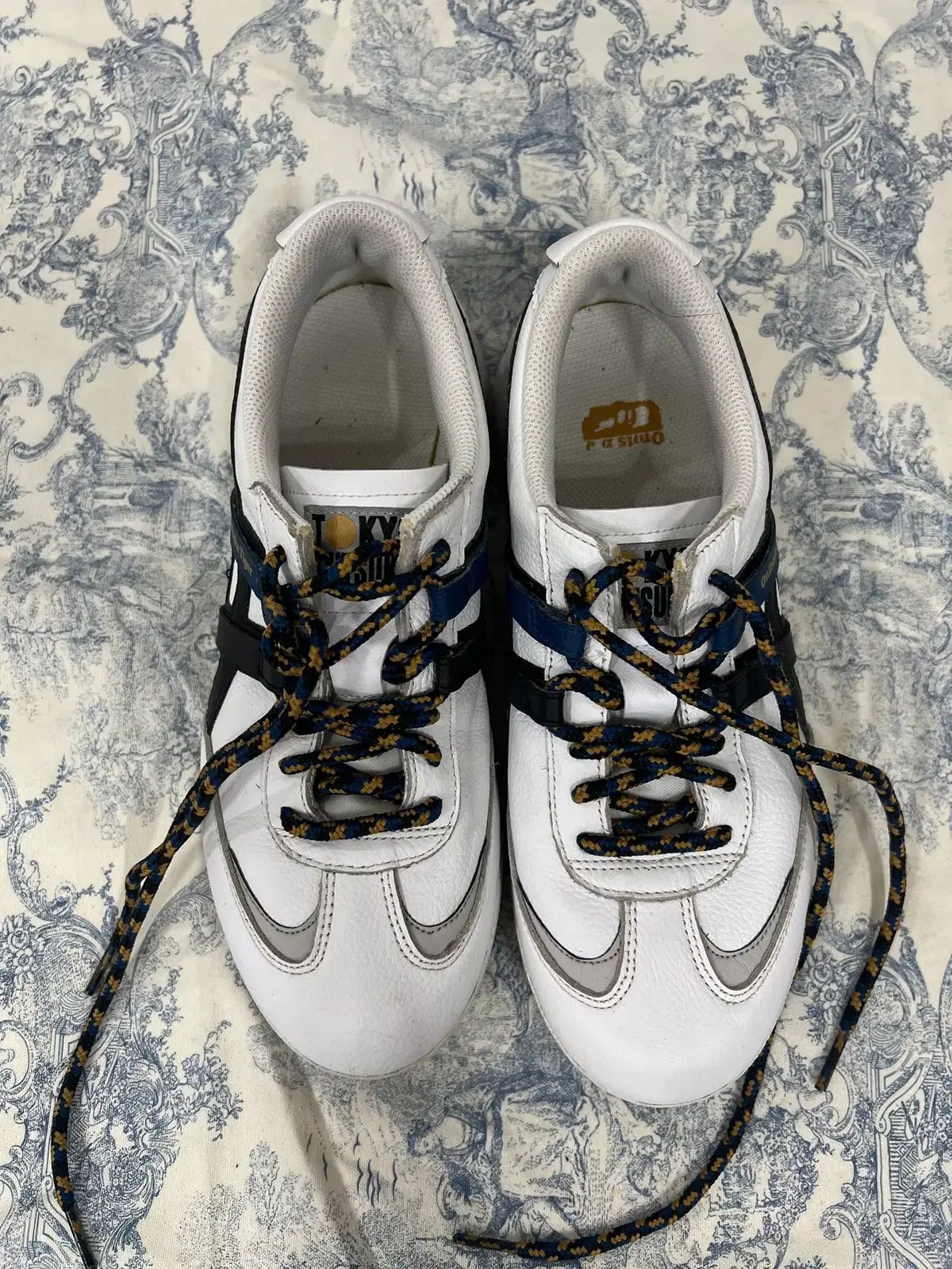 Onitsuka Tiger MEXICO 0 オニツカタイガー スニーカー MORE (YELLOW) ナチュラルな足元に!Onitsuka Tiger(オニツカタイガー)の ○オニツカタイガー ONITSUKA”2020AW -靴 Tigerのプレミアムライン“THE BROWN オニツカタイガー、香水やバッグも-「ストライプ」に頼らぬ
