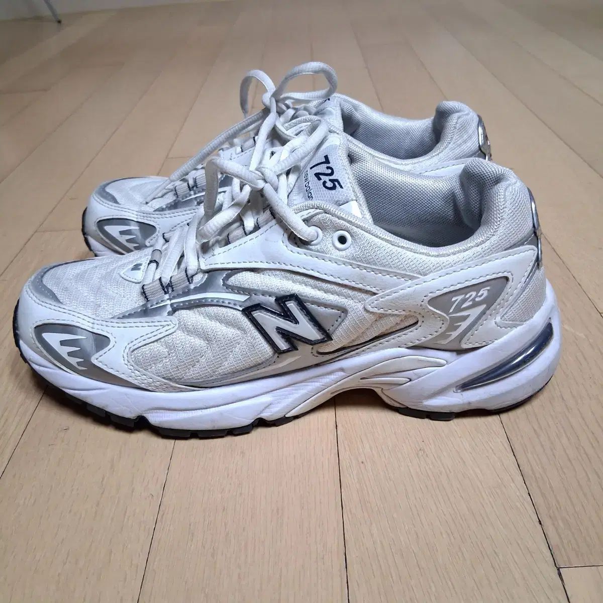 ニューバランス 725 ホワイトシルバー サイズ245 出品 - メルカリ