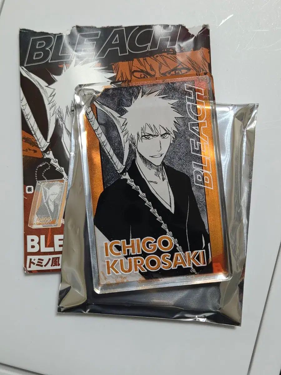 ブリーチ ドミノ風アクリルキーホルダー いちご - メルカリ