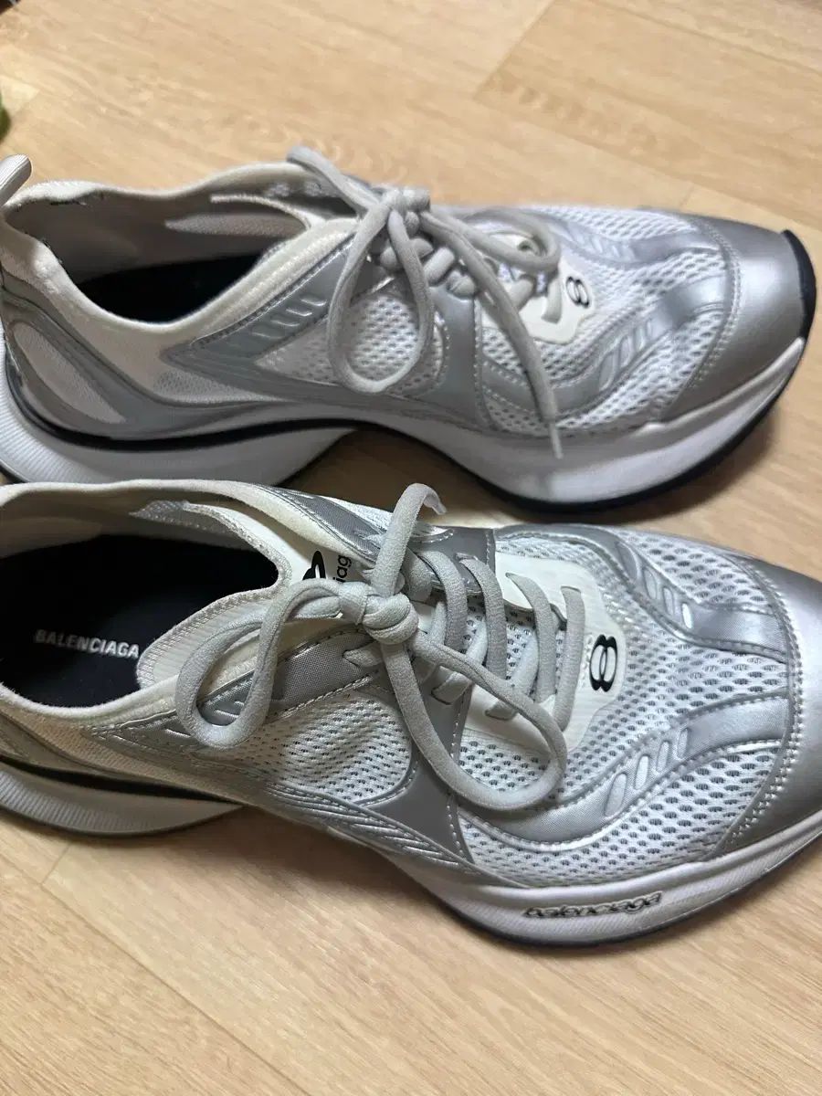 バレンシアガ サーキット 白 シルバー スニーカー - メルカリ