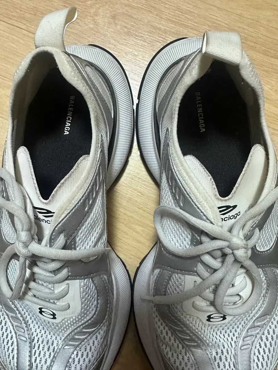 バレンシアガ サーキット 白 シルバー スニーカー - メルカリ