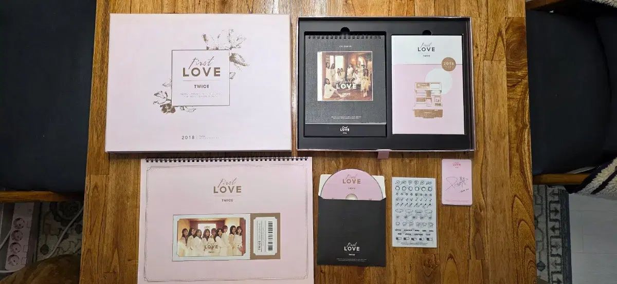 新品未開封 twice シーグリ 2018 first love dvd トレカ TWICE（トゥワイス） 2018 シーズングリーティング First LOVE フル