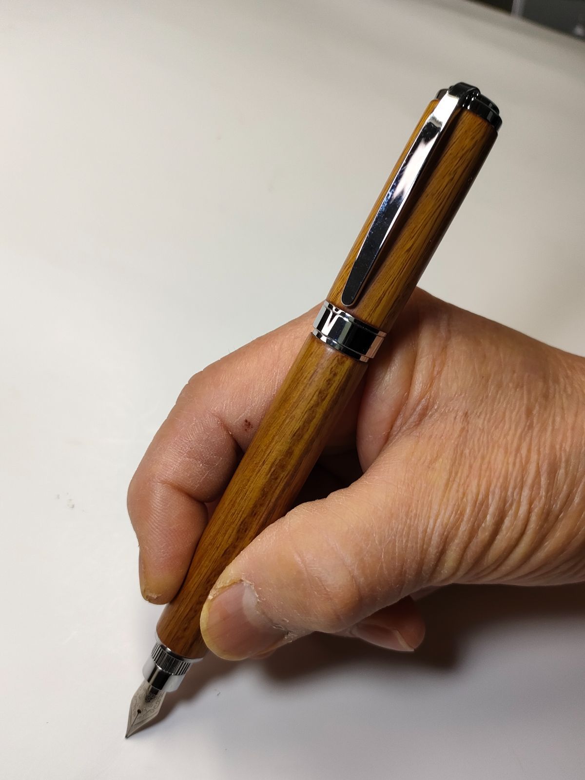 世界で一番硬い木【リグナムバイタ】グラデュエイト万年筆 - メルカリ