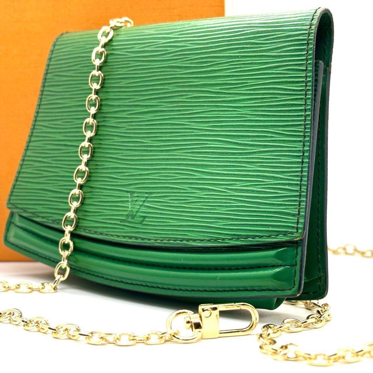 差し色で魅せる✨ LOUIS VUITTON エピ ポシェットサンチュール