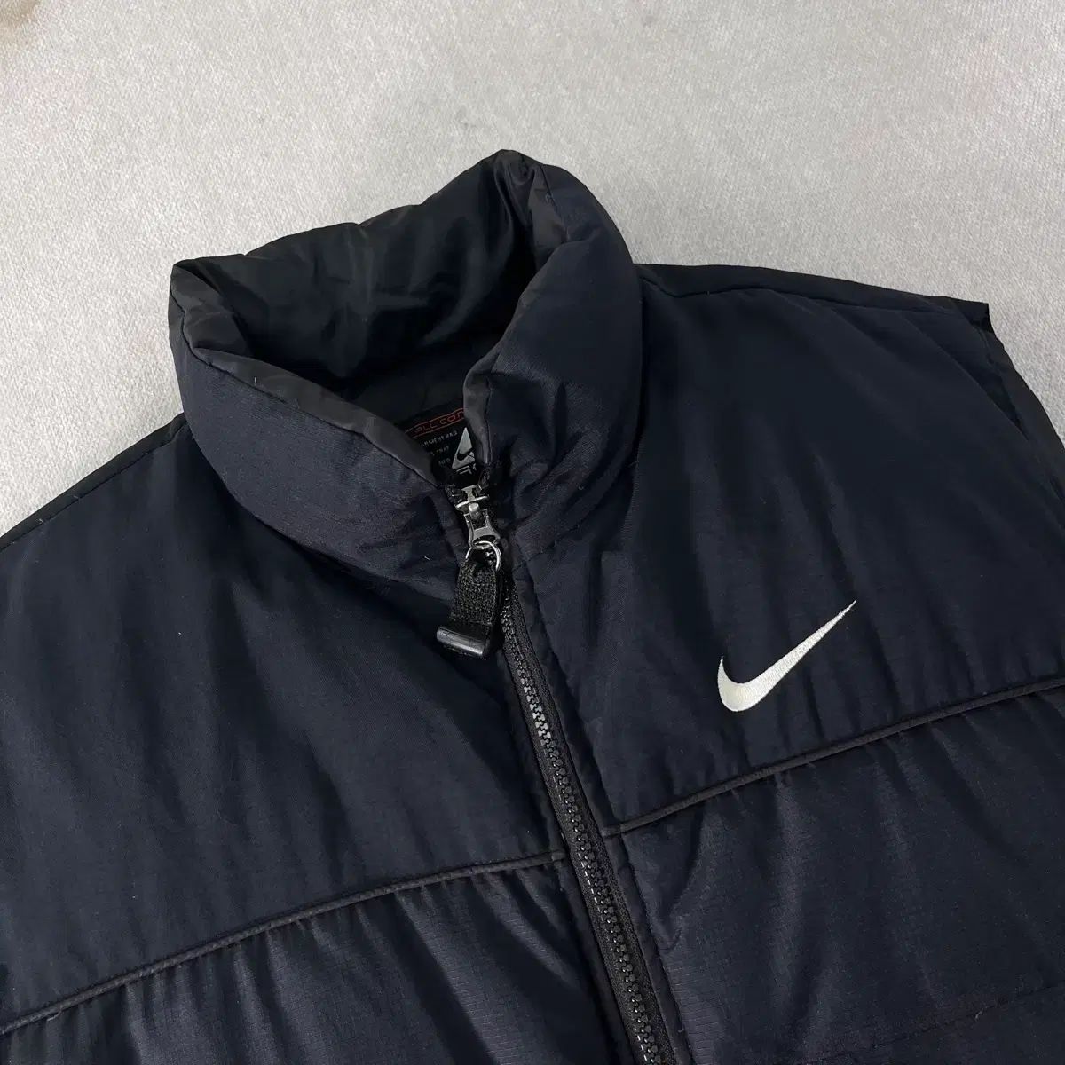 105 NIKE ACG オールドスクール ダウンベスト - メルカリ