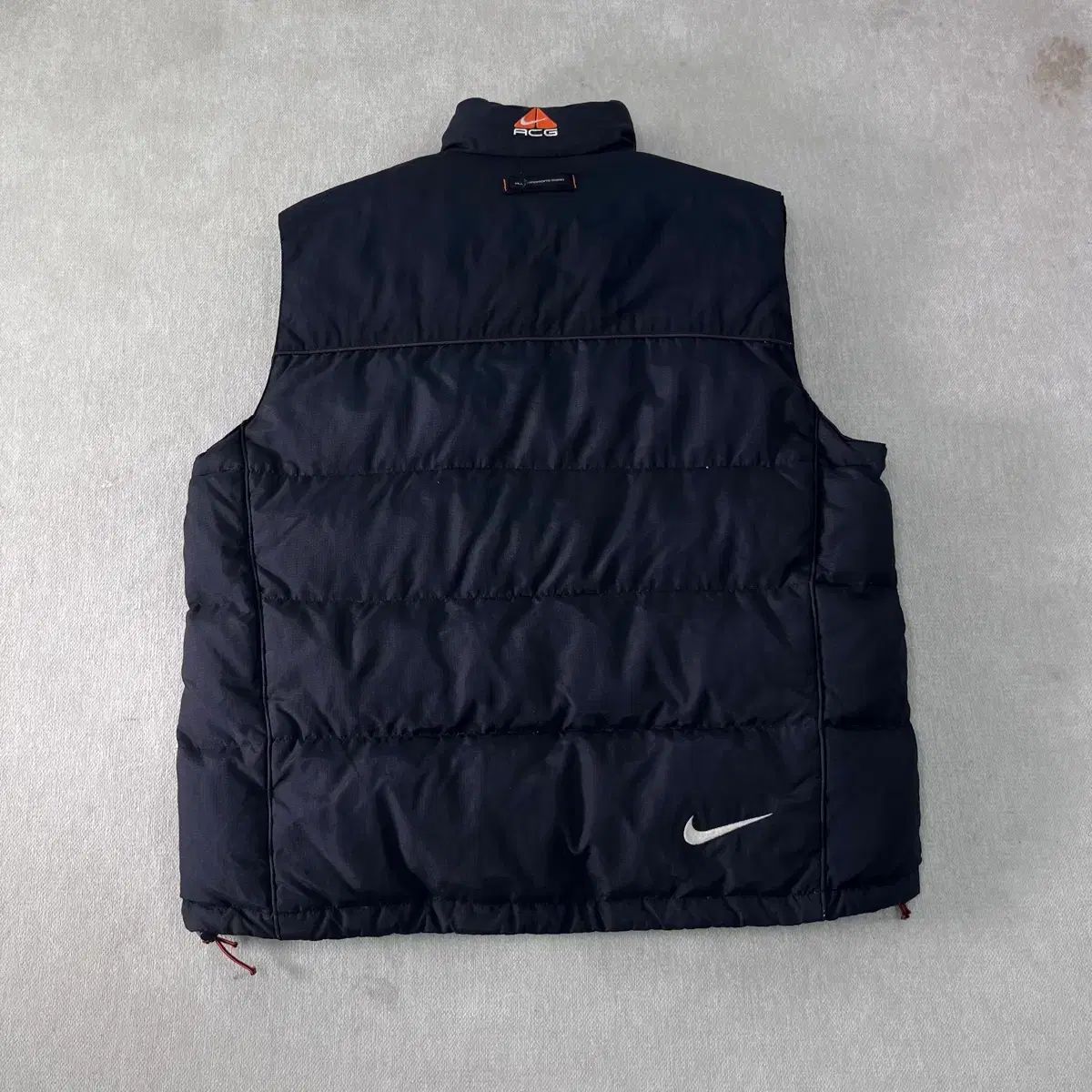 NIKE ACG ダウンジャケット　ベスト　105 大きい　刺繍ロゴ　黒 105 NIKE ACG オールドスクール ダウンベスト - メルカリ