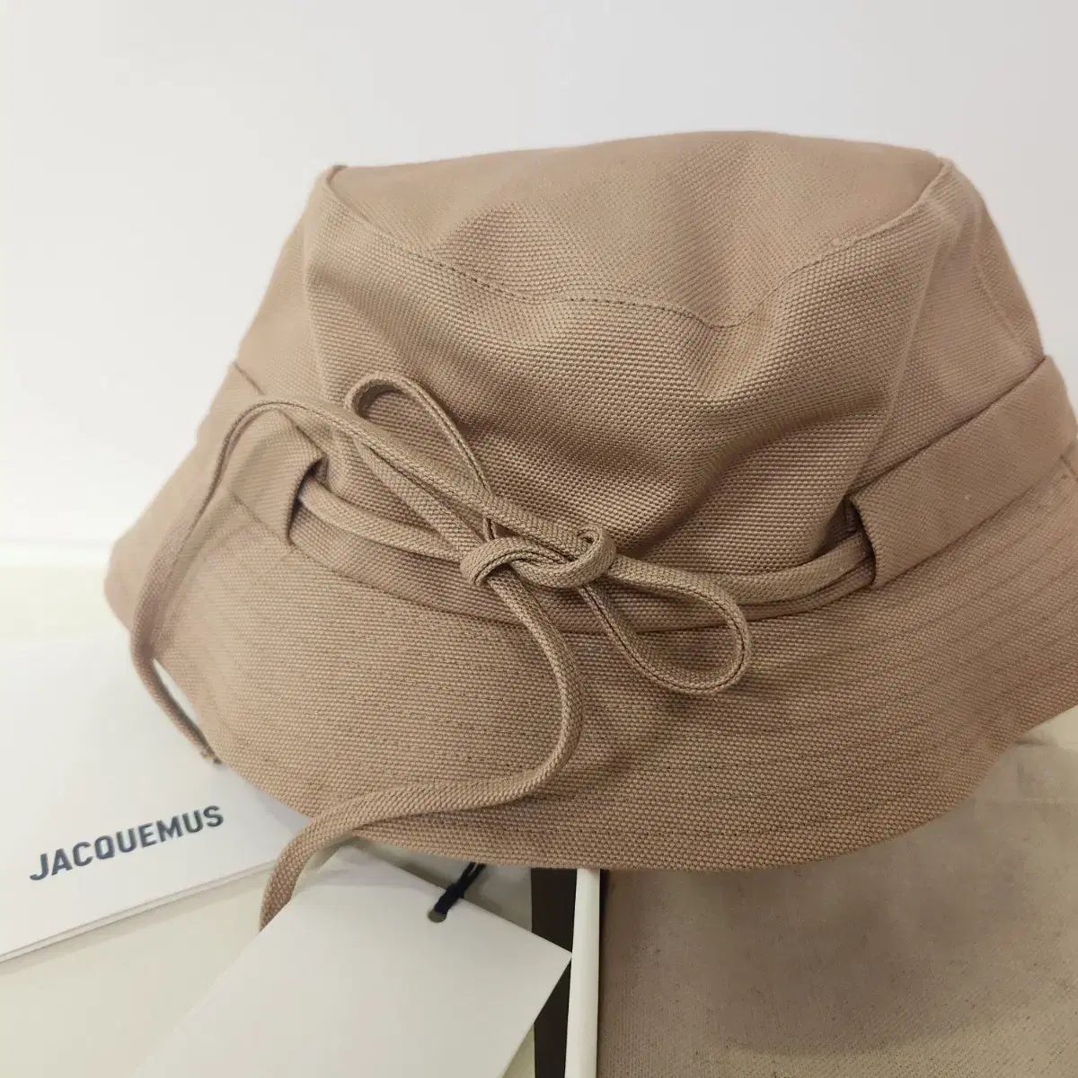 JACQUEMUS ベージュ バケットハット JACQUEMUS ジャックムス バケットハット ベージュ - メルカリ
