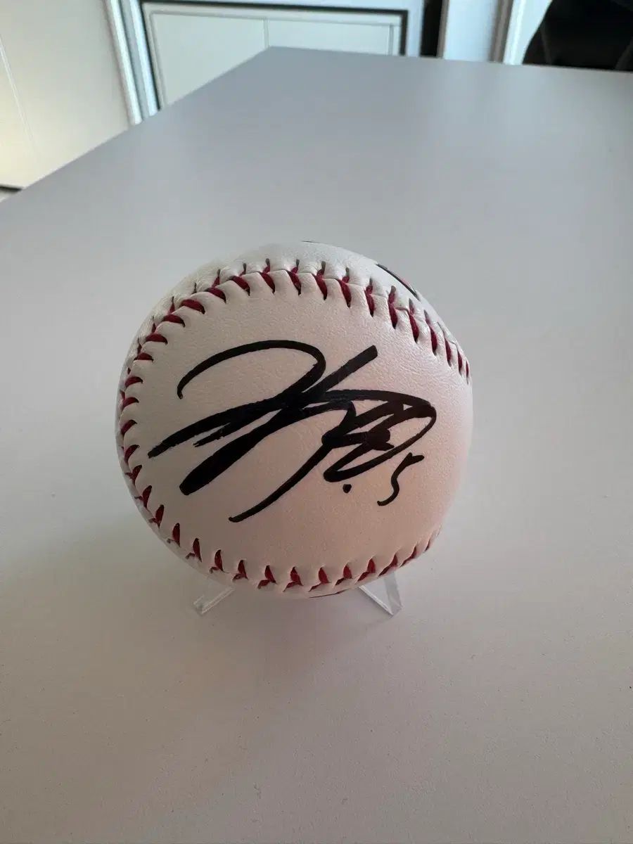 キム・ドヨン(DOYOUNG)選手 サイン入りボール - メルカリ