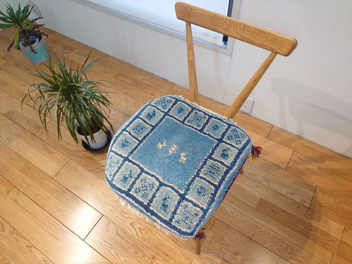 ペルシャ　ギャッベ　ミニマット　ラグ　横43x43.5cm　 中は青色　水色のパネルで囲む　Z31