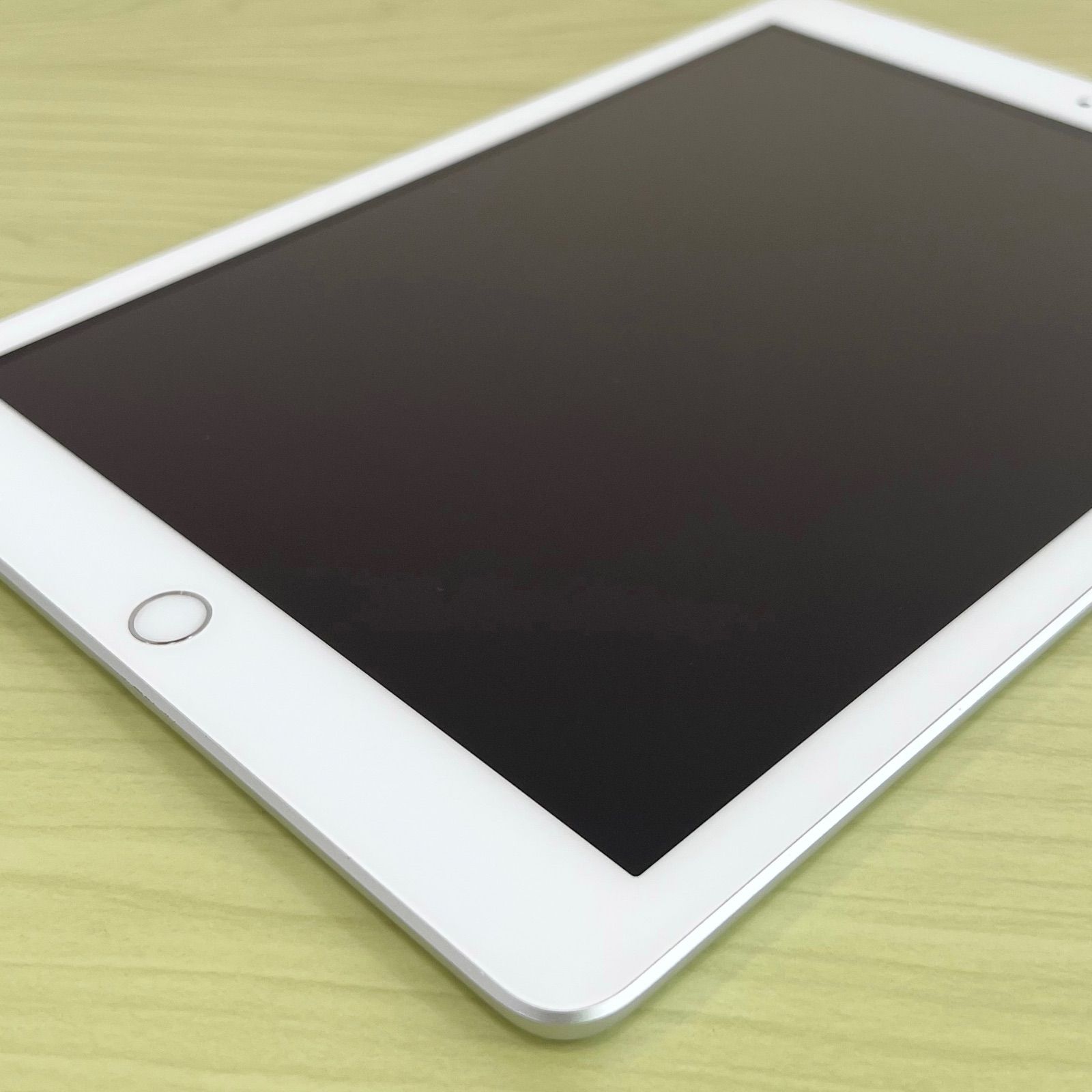 iPad 第6世代 32GB シルバー WiFiモデル 21725 - メルカリ