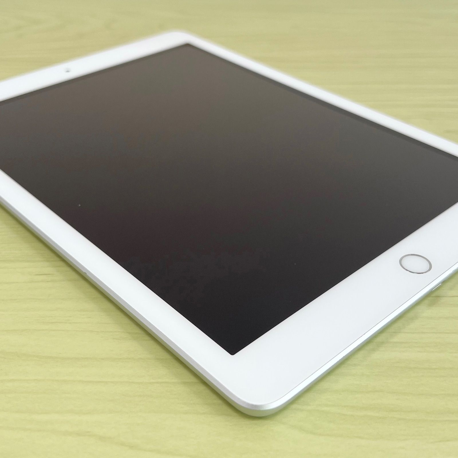 iPad 第6世代 32GB シルバー WiFiモデル 21725 - メルカリ