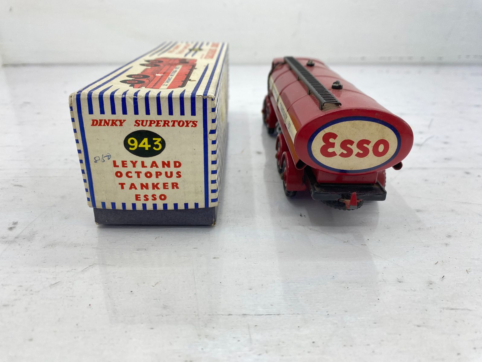 盛岡45-0031] ディンキー 943 スーパートイズ Esso タンクローリー