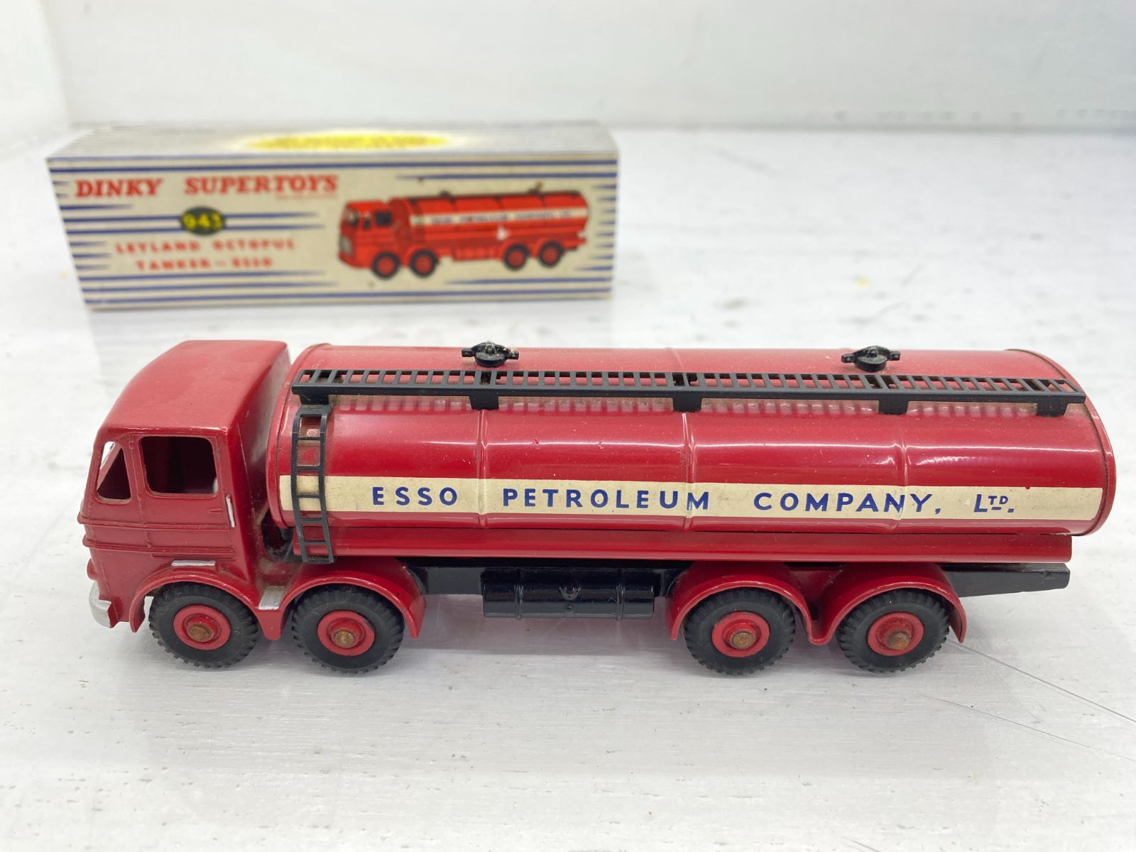 盛岡45-0031] ディンキー 943 スーパートイズ Esso タンクローリー
