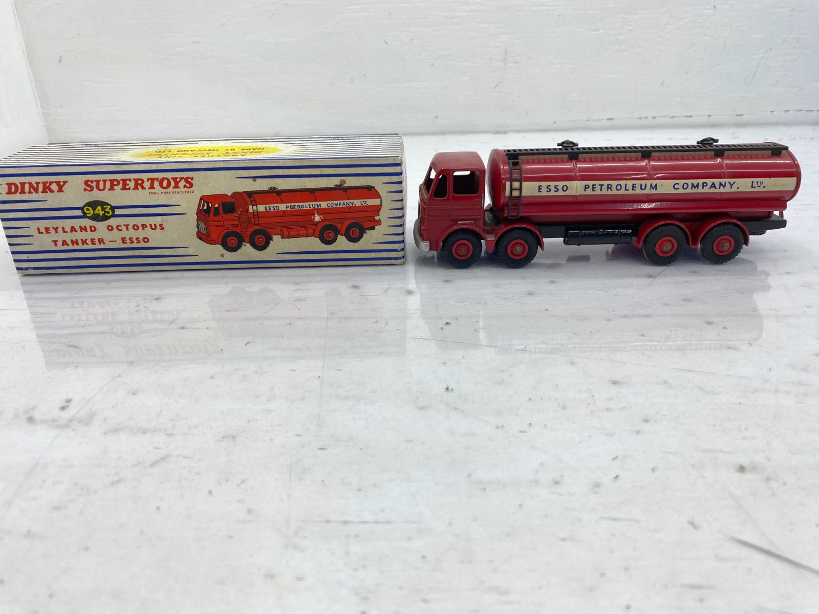 盛岡45-0031] ディンキー 943 スーパートイズ Esso タンクローリー