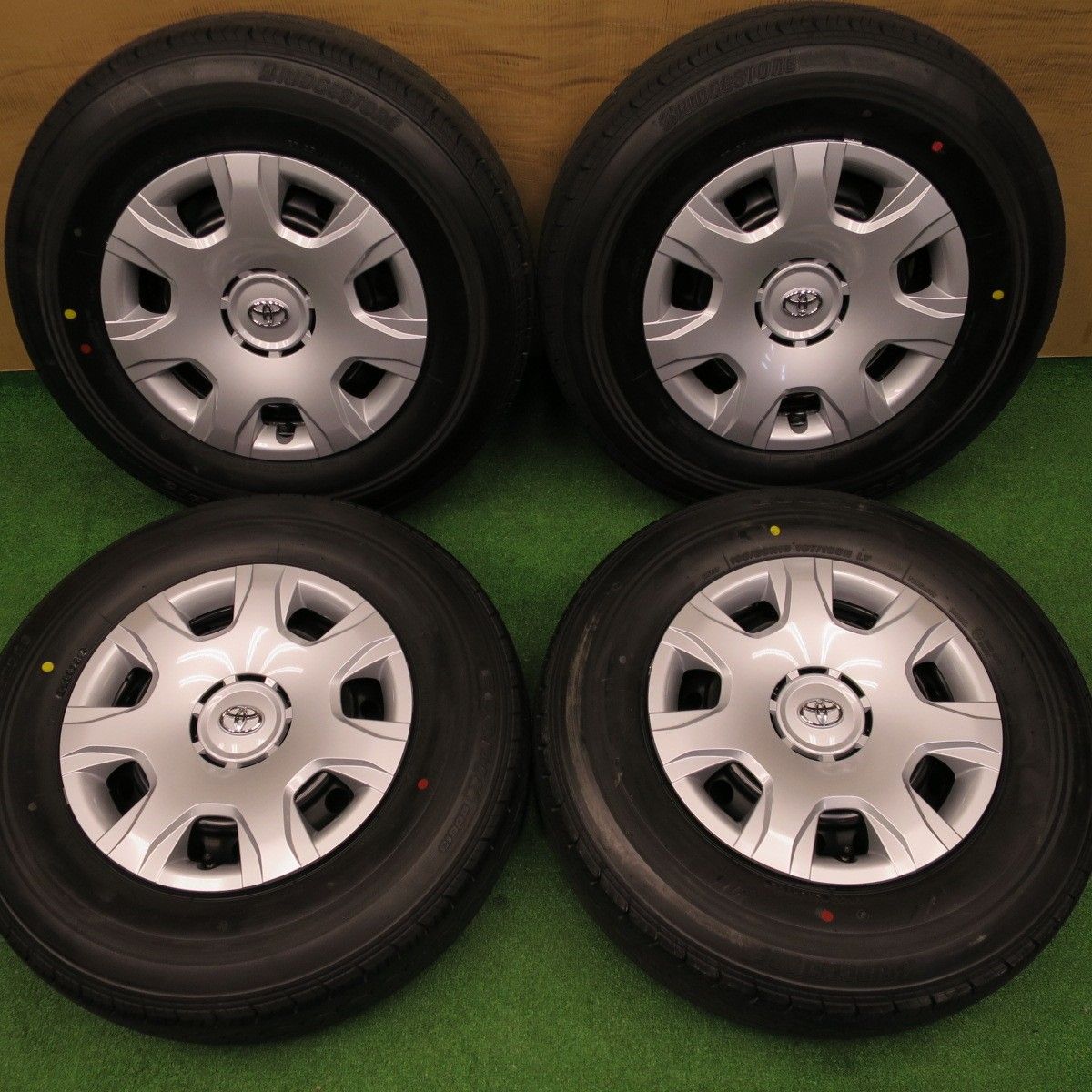 新車外し！22年☆トヨタ 200系 ハイエース 純正 スチール 195/80R15