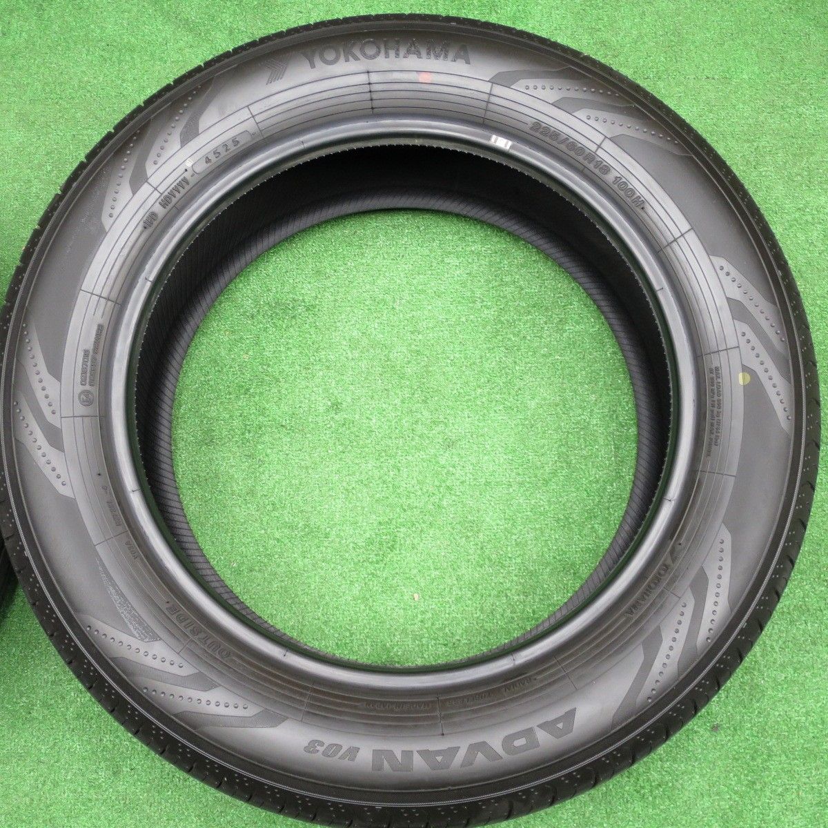 バリ溝！25年！9.5分☆225/60R18 ヨコハマ アドバン V03 タイヤ 18