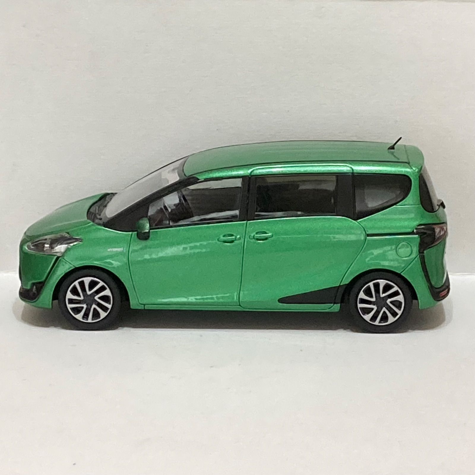 カラーサンプル】トヨタ シエンタ (2代目) グリーン スケール1/30 中古