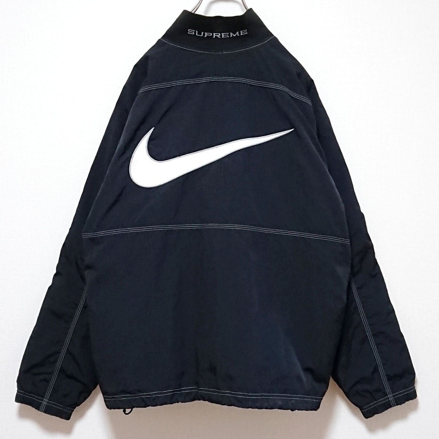 シュプリーム ナイキ スウッシュ刺繍ロゴ 中綿 ハーフジップ ナイロン