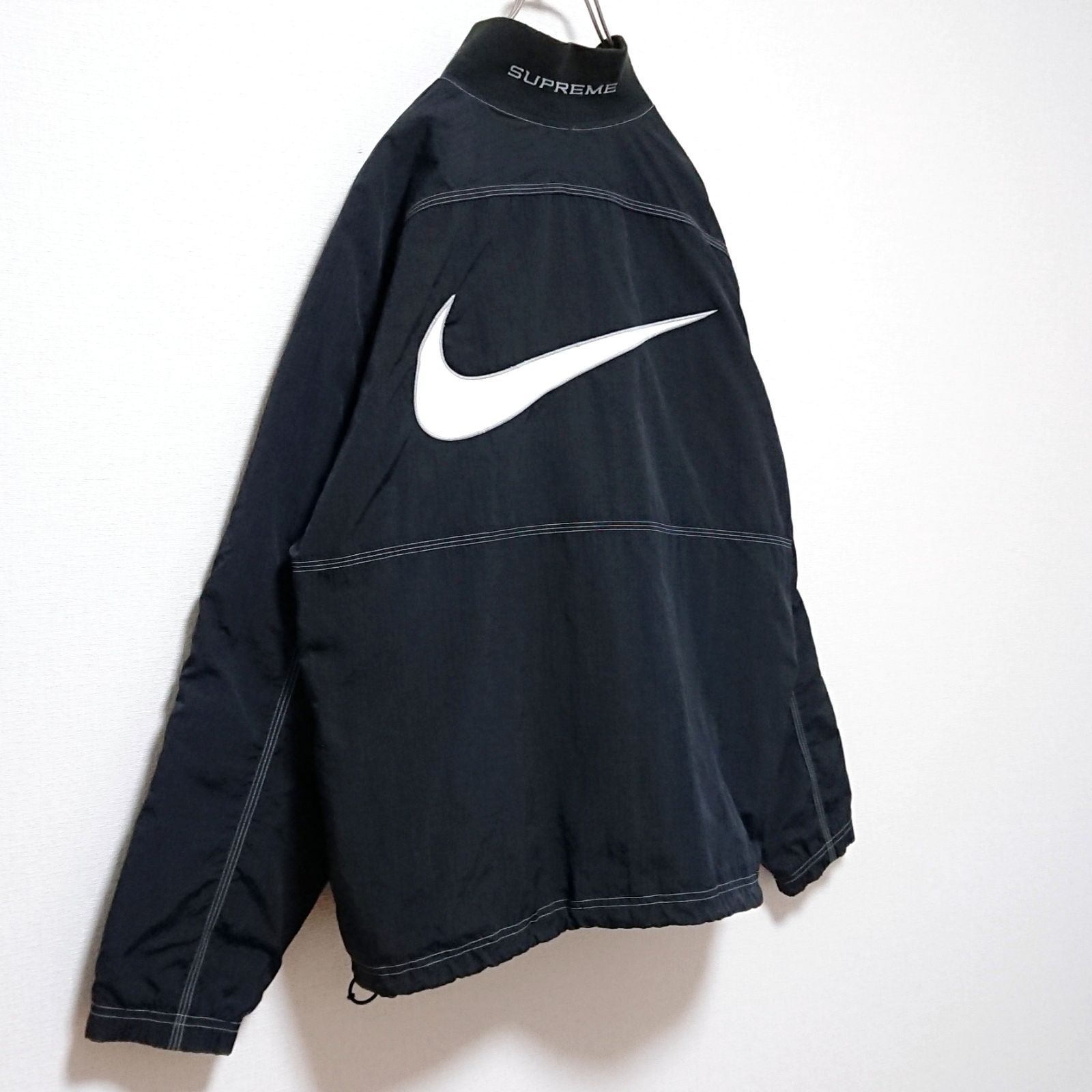 シュプリーム ナイキ スウッシュ刺繍ロゴ 中綿 ハーフジップ ナイロン