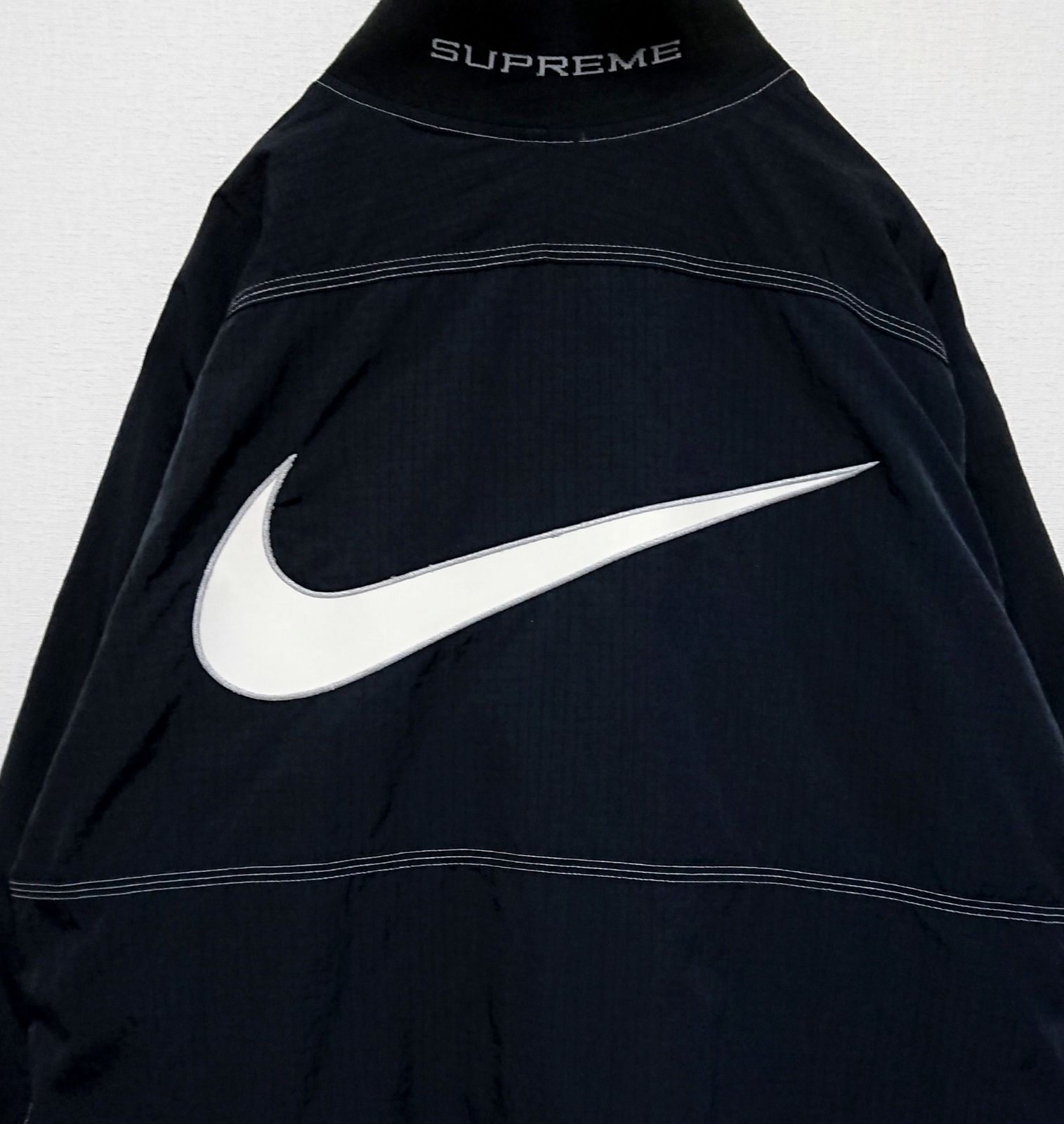 シュプリーム ナイキ スウッシュ刺繍ロゴ 中綿 ハーフジップ ナイロン