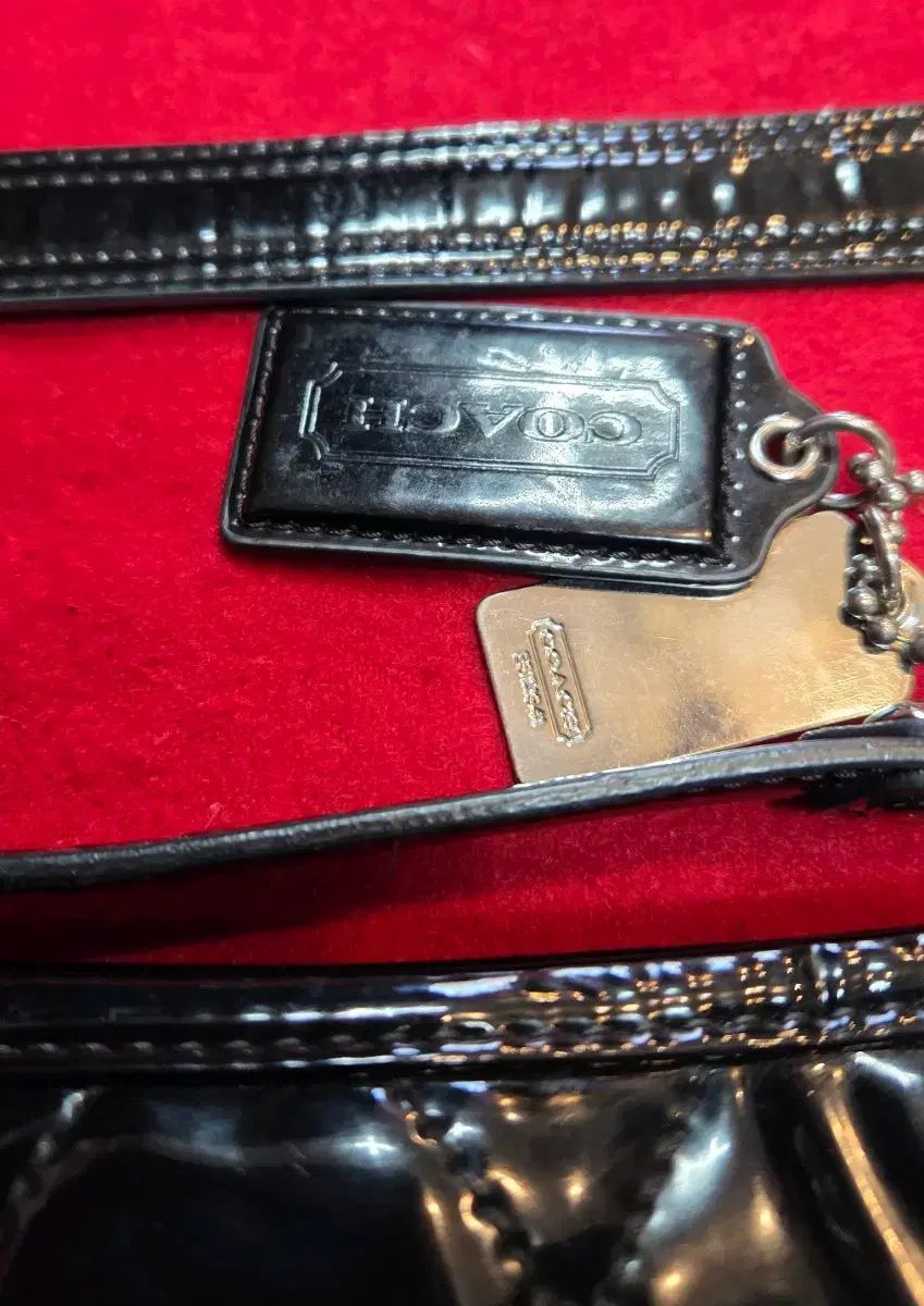 コーチ ブラック パテント キルティング チェーン ショルダーバッグ